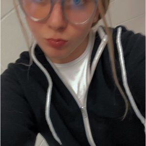 Meet your Posher, Claire